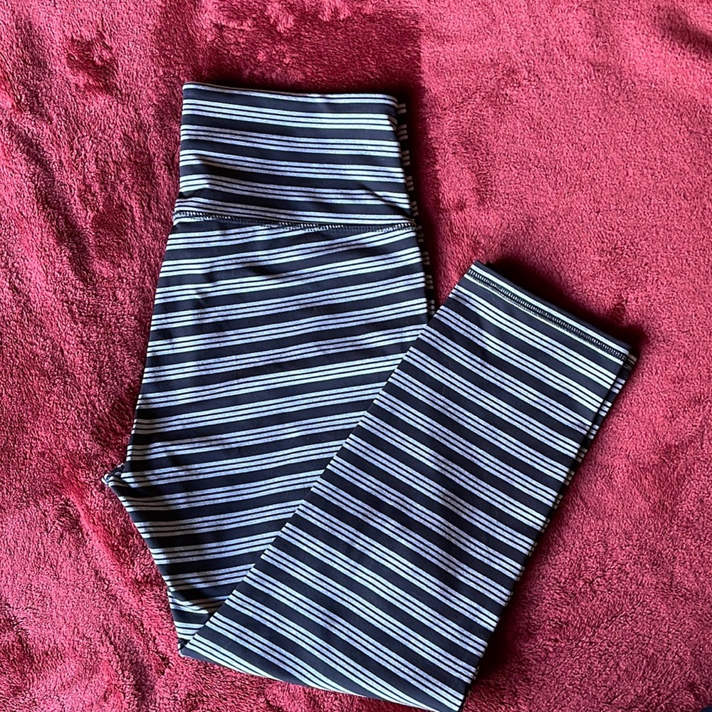 Athleta M Mid-rise Capri Legging in Blk/Grey